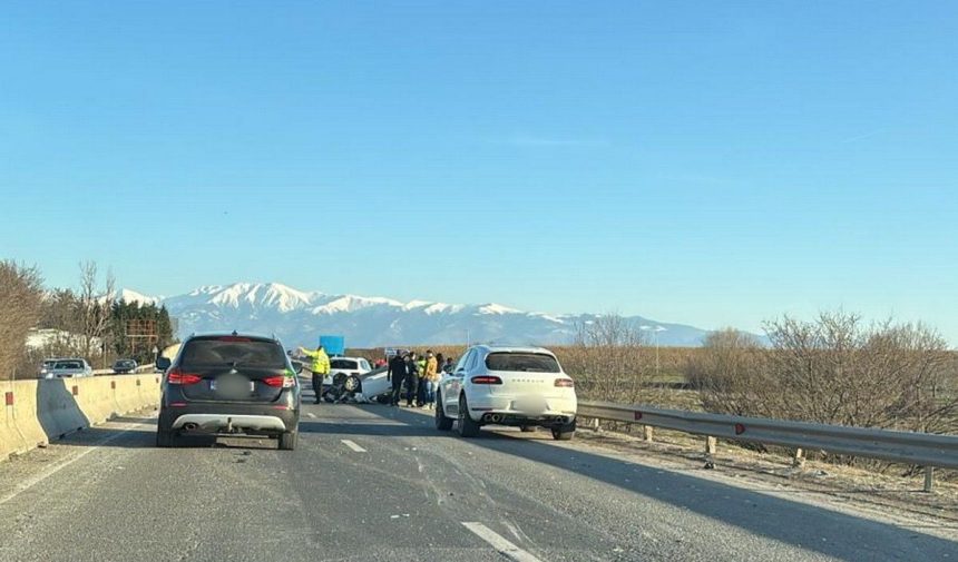 Accident pe DN1 in apropiere de Selimbar una dintre masini s a rasturnat foto