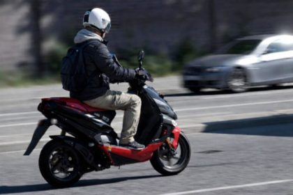 Adolescent descoperit extrem de beat in trafic la Barghis conduci un moped