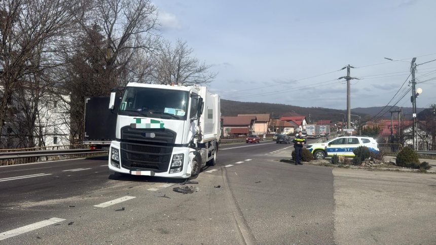Ambulanta accidentata de o autoutilitara de gunoi pe DN7 intre Sibiu si Valcea foto