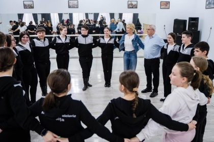 Ansamblul Mandre Plaiuri Boicene pleaca sa reprezinte Sibiul in SUA Raluca Turcan s a alaturat hora la repetitii foto