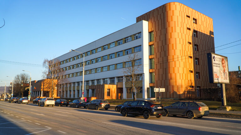 Asistenta din Sibiu care a suferit un infarct in timpul garzii a fost externata dar starea ei ramane grava