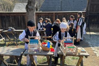 Au fost inaugurate atelierele de prelucrare a lanii din Muzeul Astra zeci de copii au cusut si tesut ca pe vremuri