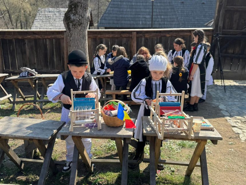 Au fost inaugurate atelierele de prelucrare a lanii din Muzeul Astra zeci de copii au cusut si tesut ca pe vremuri