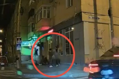 Bataie in mijlocul strazii vineri seara la Sibiu mai multi tineri sau batut cu pumni si picioare video