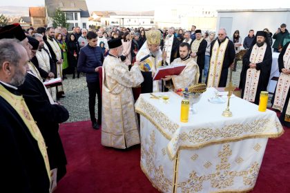 Biserica noua la Selimbr Mitropolitul Ardealului a sfintit fundatia foto