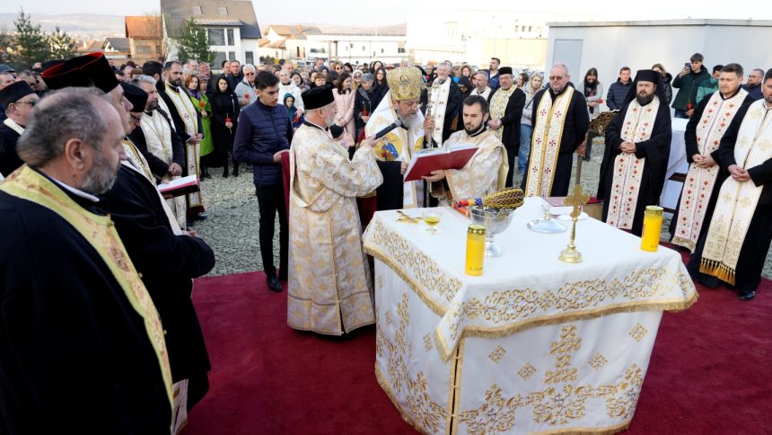 Biserica noua la Selimbr Mitropolitul Ardealului a sfintit fundatia foto