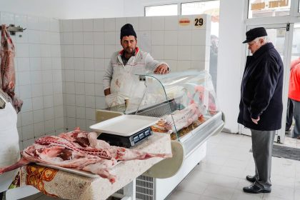 Carnea de miel se scumpeste inainte de Pasti in Piata Cibin comerciantii explica cresterea preturilor