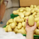 Cartofii noi romanesti sunt disponibili in piete si supermarketuri preuri record la tarabe