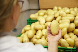 Cartofii noi romanesti sunt disponibili in piete si supermarketuri preuri record la tarabe