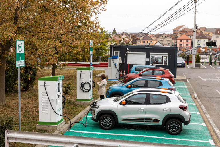 Cat costa sa incarci masina electrica in Sibiu Soferii nemultumiti de statiile primariei pretul este prea mare
