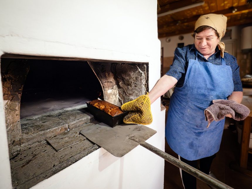 Cat valoreaza cozonacul de Paste in Sibiu preturile din cofetarii si la gospodine