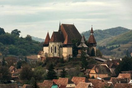 Cele mai vizitate biserici fortificate din judet Biertanul in frunte dar multe depend de omul cu cheia video