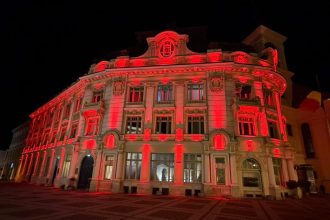 Cladirile emblematice din Sibiu luminata in rosu cu ocazia Zilei Mondiale a Tuberculozei