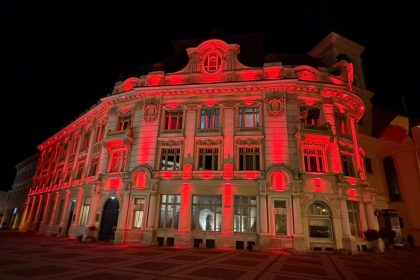 Cladirile emblematice din Sibiu luminata in rosu cu ocazia Zilei Mondiale a Tuberculozei