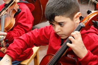 Copiii romi talentai din Sibiu au nevoie de instrumente muzicale noi poi contribui la sprijinul lor la Maraton