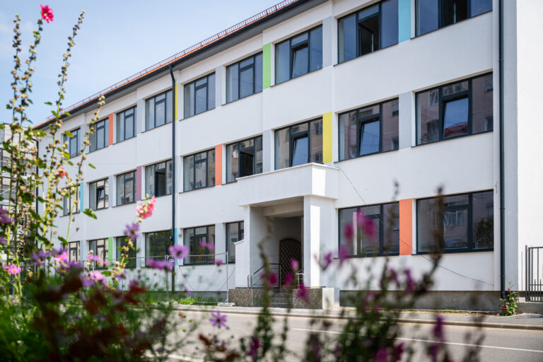 Corp nou de cladire la Onisifor Ghibu Elevii scapa de corvoada orelor in doua schimburi