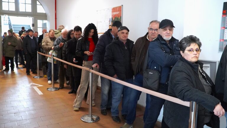 Cozi mari la ghiseele de taxe si impozite sibienii s au ingramadit pentru a beneficia de reducerea de 10