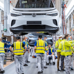Criza in industria auto Volkswagen concediaza peste 50000 de angajati