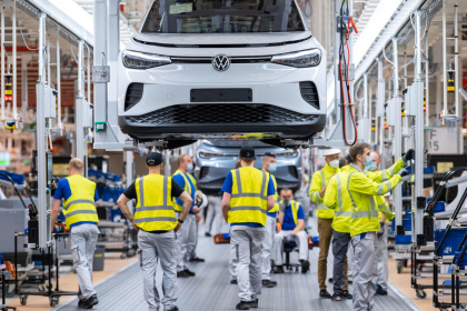 Criza in industria auto Volkswagen concediaza peste 50000 de angajati