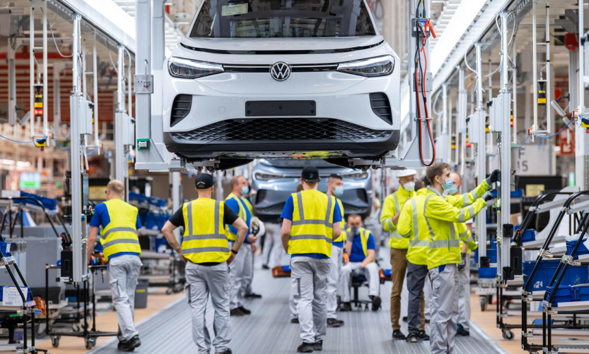 Criza in industria auto Volkswagen concediaza peste 50000 de angajati