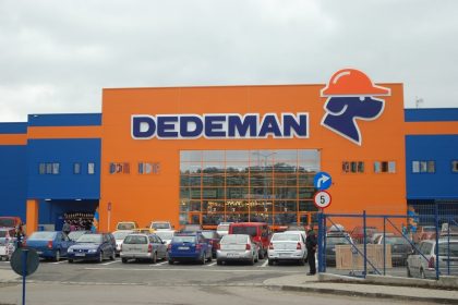 Dedeman patrunde in sectorul supermarketurilor Consiliul Concurentei evalueaza vanzarea Carrefour catre fratii Paval
