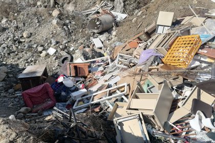 Deseuri abandonate pe camp la Lotrioara amenda substantiala impusa unui operator economic foto