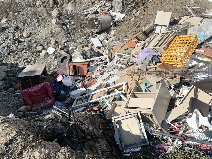 Deseuri abandonate pe camp la Lotrioara amenda substantiala impusa unui operator economic foto