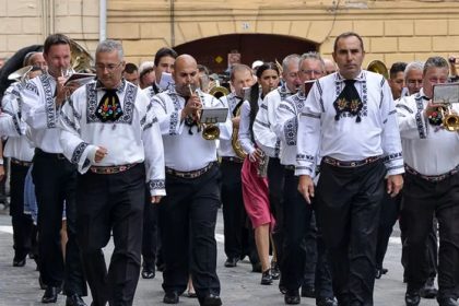 Din ce in ce mai multi sasi abandoneaza Germania si se intoarc in satele din Sibiu fenomenul creste anual video