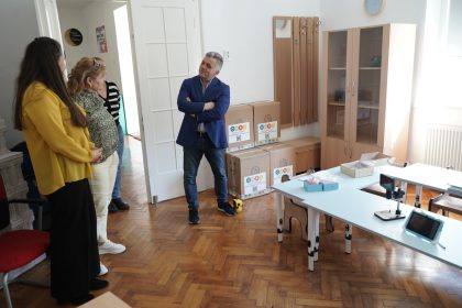Doua gradinite din Medias au fost dotate cu echipamente digitale si mobilier nou printre acestea se numara table interactive si robotii educationali