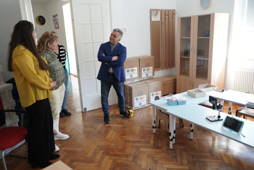Doua gradinite din Medias au fost dotate cu echipamente digitale si mobilier nou printre acestea se numara table interactive si robotii educationali