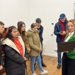 Elevii din Mihaileni participa la o simulare de sedinta la Consiliul Judetean Sibiu Daniela Cimpean si a intalnit dirigintele din gimnaziu