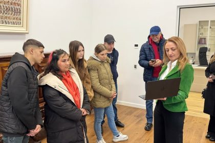 Elevii din Mihaileni participa la o simulare de sedinta la Consiliul Judetean Sibiu Daniela Cimpean si a intalnit dirigintele din gimnaziu