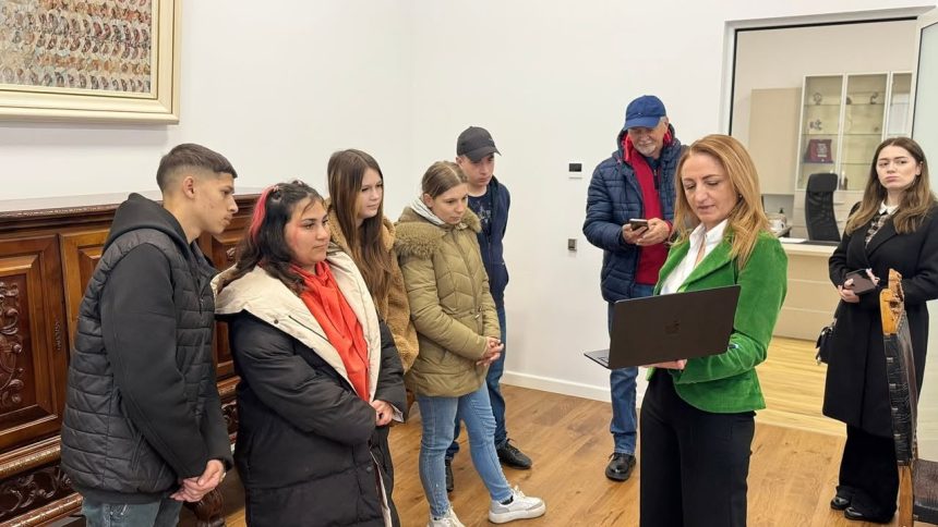 Elevii din Mihaileni participa la o simulare de sedinta la Consiliul Judetean Sibiu Daniela Cimpean si a intalnit dirigintele din gimnaziu