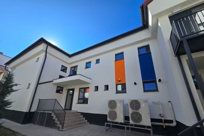 Gradinita modernizata in Sibiu panouri fotovoltaice sisteme inteligente si confort pentru copii foto