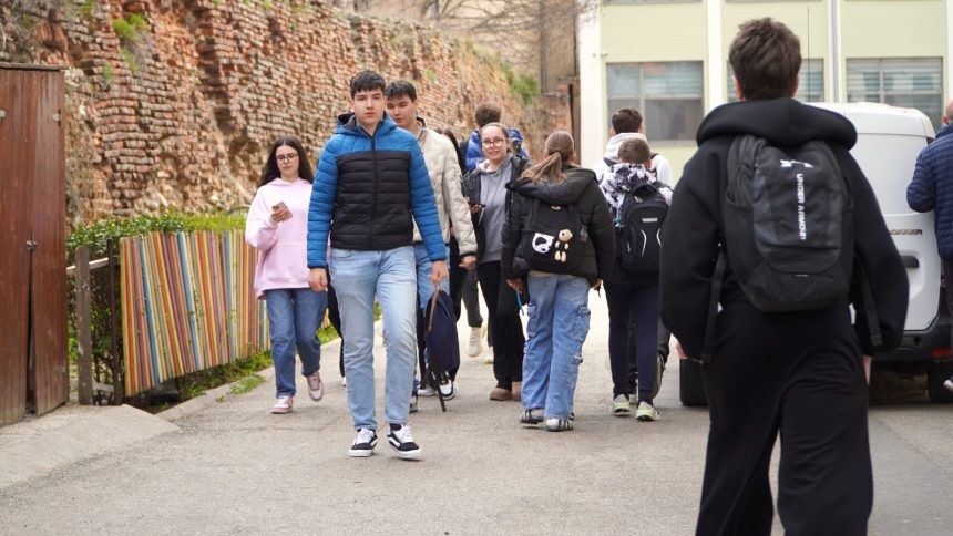 Incepe simularea Bacalaureat 2026 in Sibiu prezenta numeroasa la prima proba fara incidente