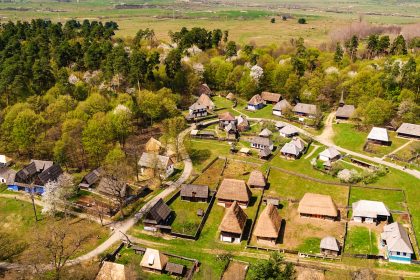 Intrari gratuite pentru femei pe 8 Martie in Sibiu Casuta rasturnata de la Brambura Park si Muzeul ASTRA printre alegeri