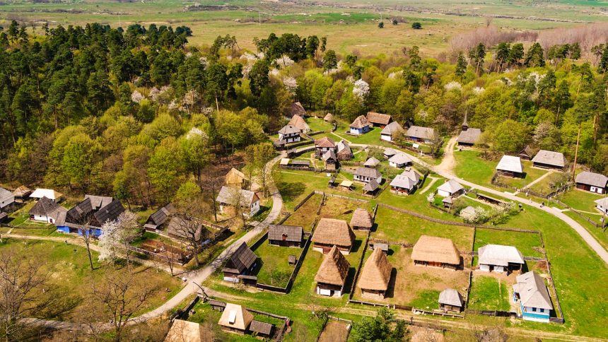 Intrari gratuite pentru femei pe 8 Martie in Sibiu Casuta rasturnata de la Brambura Park si Muzeul ASTRA printre alegeri