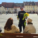 Jandarmii din Sibiu au oferit lalele de 8 Martie Ne am dorit sa aducem un zambet