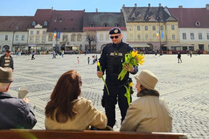 Jandarmii din Sibiu au oferit lalele de 8 Martie Ne am dorit sa aducem un zambet