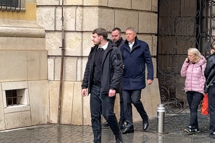 Klaus Iohannis o aparitie rara la un eveniment in centrul Sibiului ce mesaj a transmis fostul presedinte video