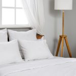 Lenjeriile de pat albe Beneficii inconveniente si recomandari pentru intretinere