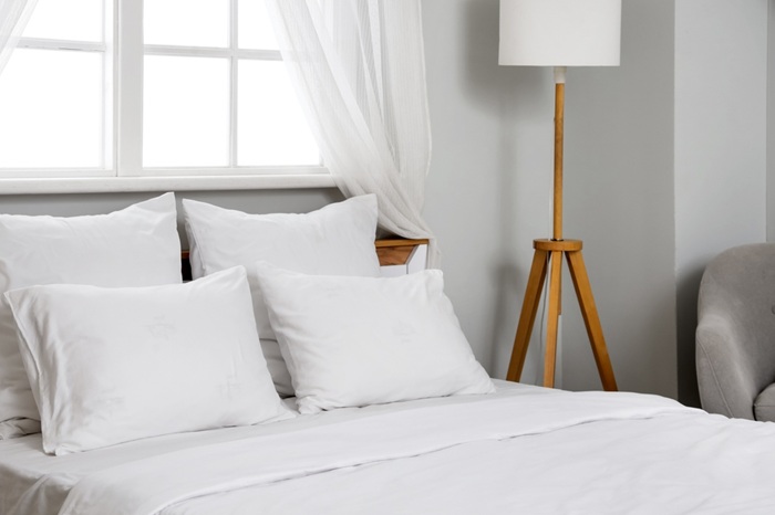 Lenjeriile de pat albe Beneficii inconveniente si recomandari pentru intretinere
