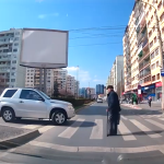 Manevra riscanta in Sibiu o soferita intoarce masina pe trecerea de pietoni in timp ce un batran traverseaza video