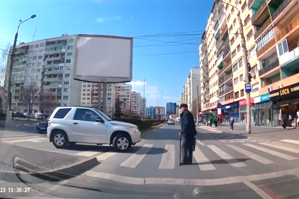 Manevra riscanta in Sibiu o soferita intoarce masina pe trecerea de pietoni in timp ce un batran traverseaza video