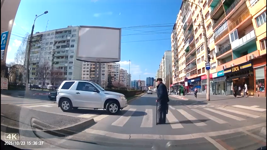 Manevra riscanta in Sibiu o soferita intoarce masina pe trecerea de pietoni in timp ce un batran traverseaza video
