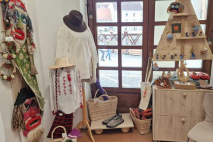 Martisoare si daruri inedite pentru femei Muzeele din Sibiu concureaza cu cadouri autentice