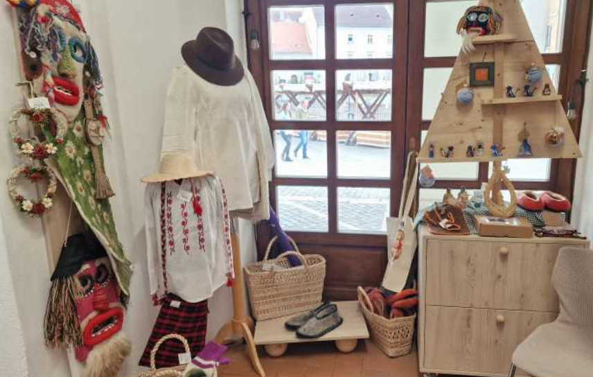 Martisoare si daruri inedite pentru femei Muzeele din Sibiu concureaza cu cadouri autentice