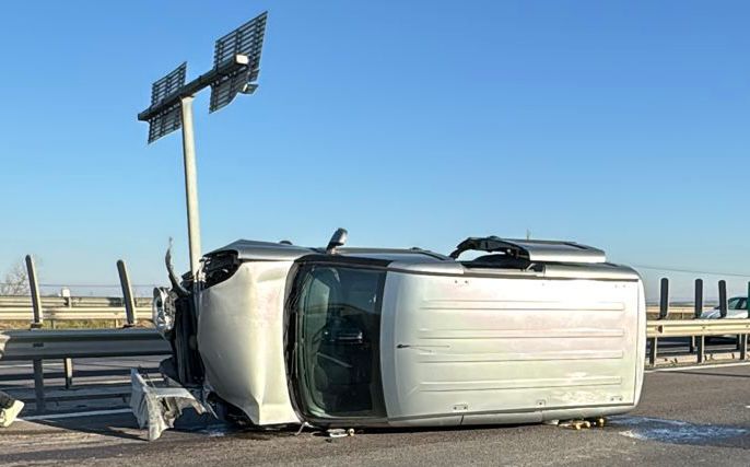 Masina rasturnata pe autostrada A1 in apropiere de Sibiu foto