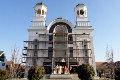 Mitropolitul Ardealului a binecuvantat icoanele noilor ocrotitori ai unei biserici din Sibiu