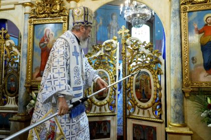 Mitropolitul Ardealului a sfintit icoanele Bisericii Buna Vestire din Sibiu fotografie